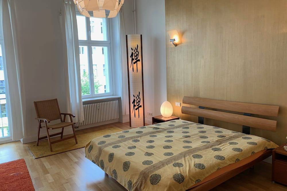Ganze Wohnung, Schöne, helle, ruhige Ferienwohnung Savignyplatz (Zentrum West) für längere Zeit in Charlottenburg Berlin, Berlin