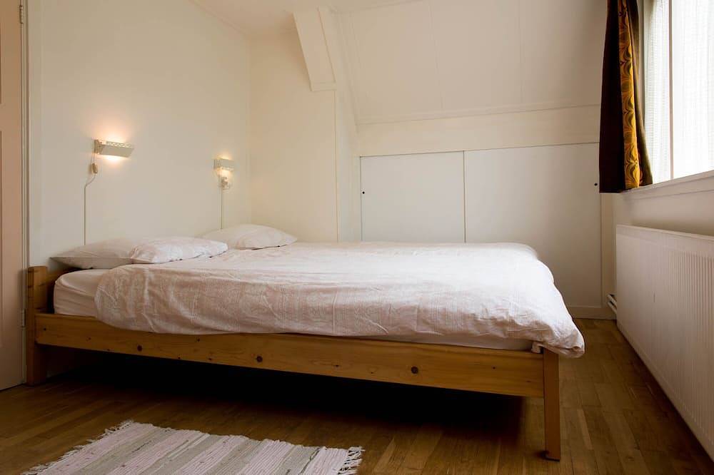 Groot vakantiehuis met grote tuin (6 slaapkamers - 12 personen) vlakbij strand. in Egmond, Egmond aan Zee