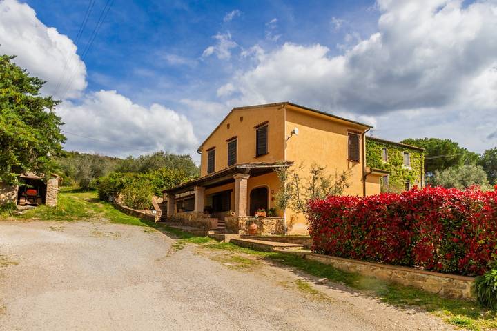 Entire apartment, Apartment 'Appartamento Tommy' with Shared Terrace and Wi-Fi in Gavorrano, Grosseto Province