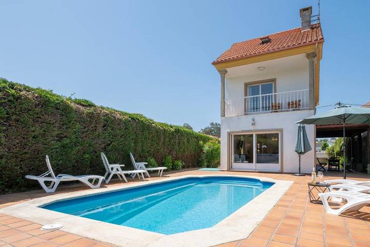 Casa para 14 personas, con vistas y jardín además de piscina y vistas al lago en Sanxenxo