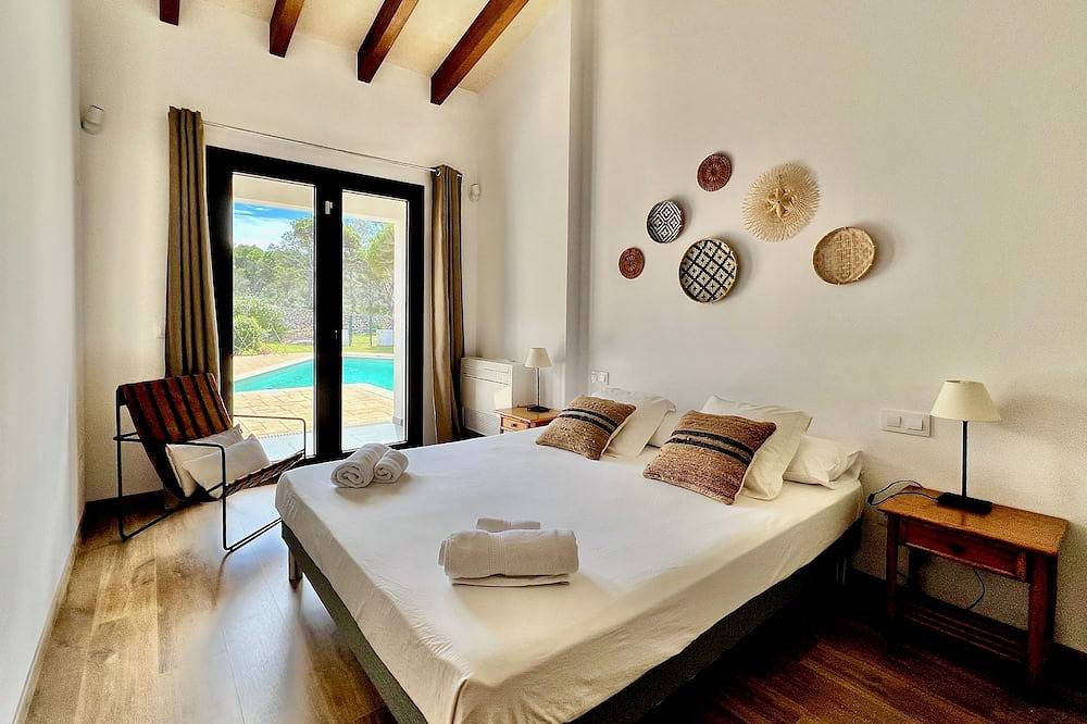 Luxurious, quiet surroundings, the beach at 10 min walk in Cala Morell, Ciutadella