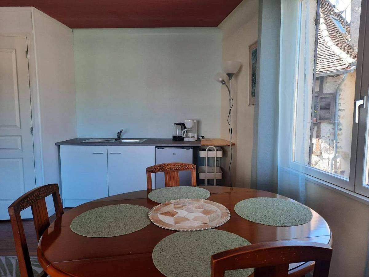 Appartement entier, One-Bedroom Apartment in Beaulieu-sur-Dordogne, Région de Brive-la-Gaillarde