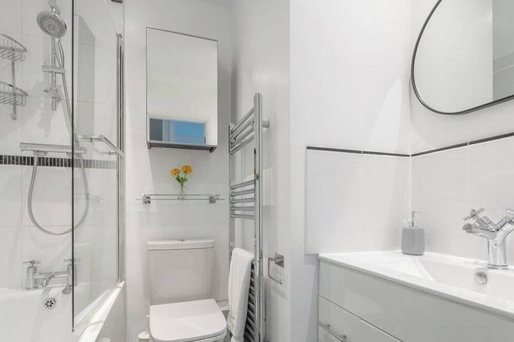 Guildford - Two Bedroom House with Garden in Guildford, Surrey