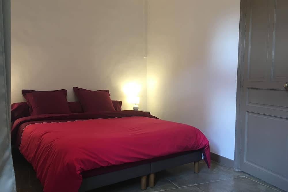 Appartement entier, Appartement au coeur du vieux Nîmes (parking inclus, hauteur max : 1 mètre 90) in Nîmes, Région de Nîmes
