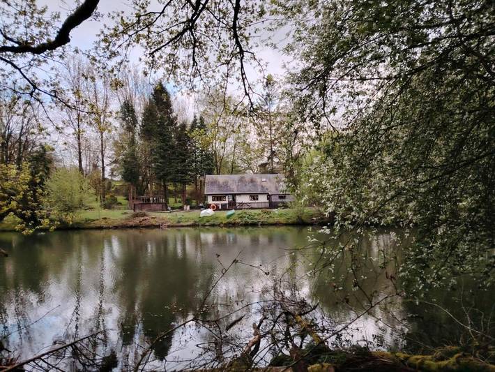 Gîte pour 6 personnes, avec vue ainsi que piscine et terrasse à Vengeons