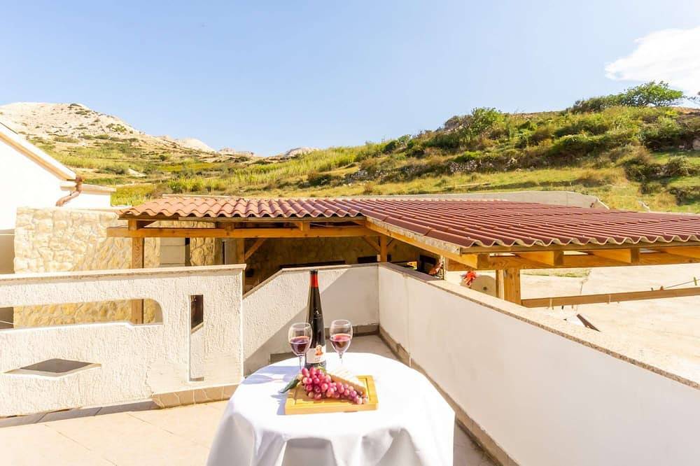 Ganze Wohnung, Apartment with free Wifi and free parking in Metajna, Pag