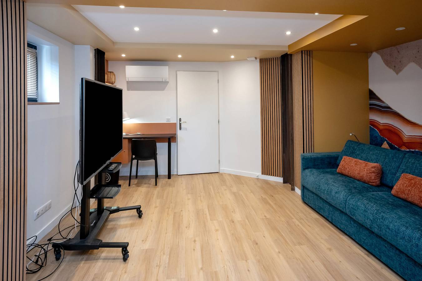 Apartamento entero, Casa de huéspedes 'La Suite Des Sommets' con piscina compartida, terraza y aire acondicionado in Barberaz, Chambéry region