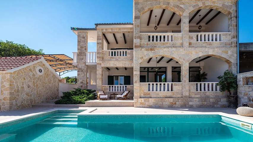 Villa mit pool für 8 Personen, mit Garten und Pool sowie Sauna und Balkon in Marina