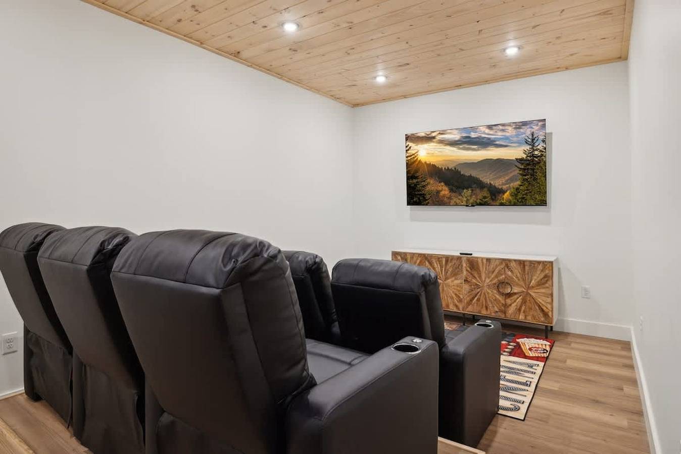 Ganze Wohnung, Mountain Breeze Cabin by Beyond Expectations with Hot Tub in Sevierville, Sevier County