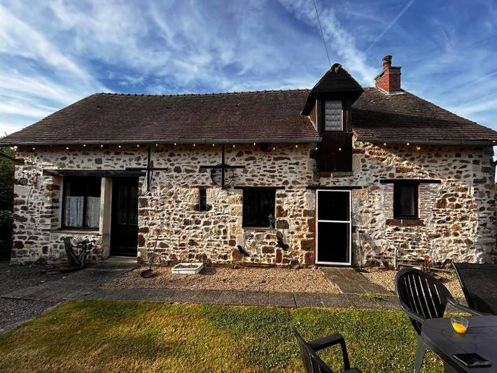 Location de vacances pour 8 personnes, avec piscine et vue ainsi que jardin et vue sur le lac, animaux acceptés à Chemiré-en-Charnie