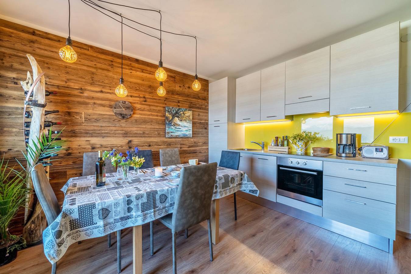 Entire apartment, Apartment 'Sonnenparadies Ronzone' with Mountain View, Private Terrace and Wi-Fi in Ronzone, Val di Non