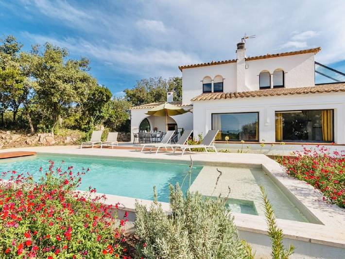 Vakantiehuis voor 8 personen, with Balkon/Terras and Tuin as well as Zwembad aan de Costa Brava