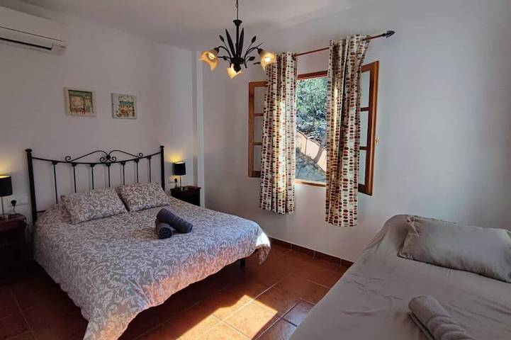 Villa Los Pinos, 10 Personen, beheizter Pool, Wifi, a/c, herrliche Aussicht in Comares, Cordillera Penibética