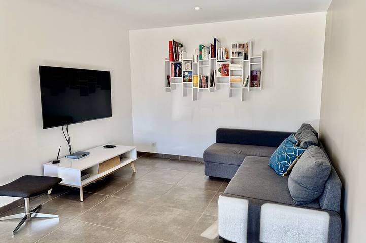 Magnificent house overlooking the citadel with heated & secure swimming pool in Sisteron, Forcalquier region