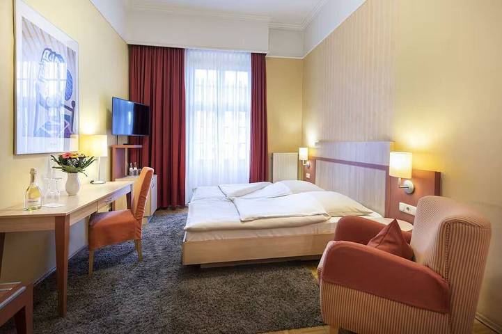 Historic Bonn Awaits | Double Room | Pets Allowed | Beethoven Hall - 0.6  mile in Bonn, Rheinland