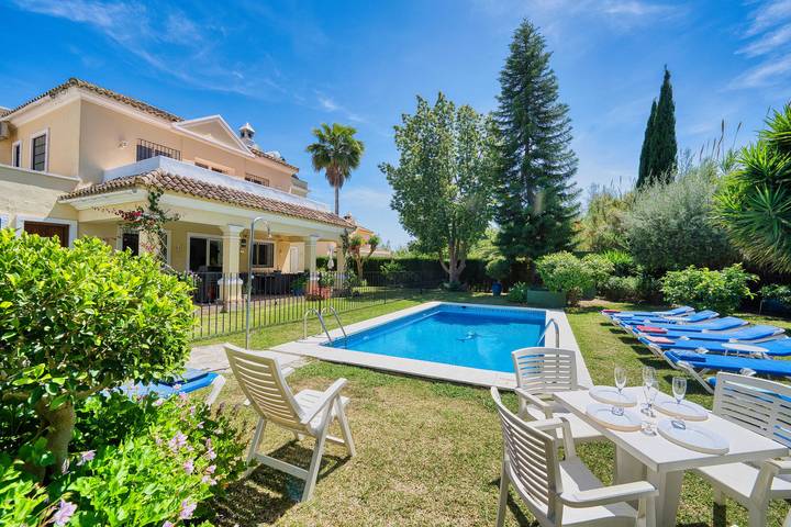 Finca voor 12 personen, with balkon and tuin as well as whirlpool, kindvriendelijk in Estepona