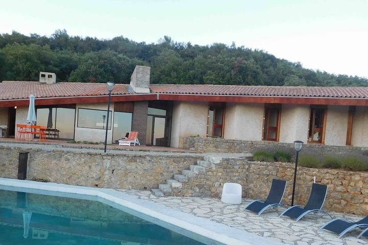 Location de vacances pour 8 personnes, avec terrasse et jardin à Mons (Var)