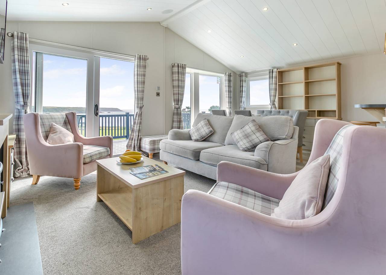 Deluxe Lodge, parking, ensuite, decking & sea view in Carmarthenshire
