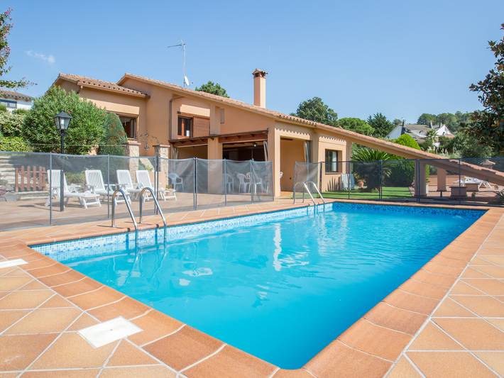 Chalet para 6 personas, con jardín además de terraza y piscina - 1