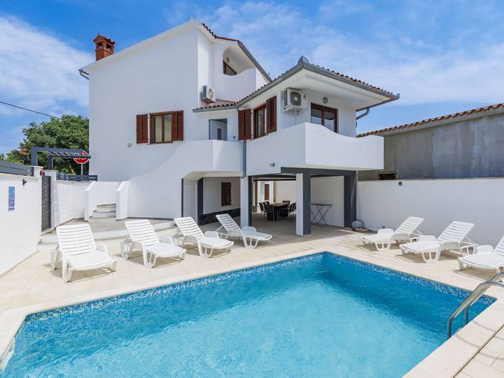 Ferienhaus für 7 Personen, mit Ausblick und Terrasse in Sisan