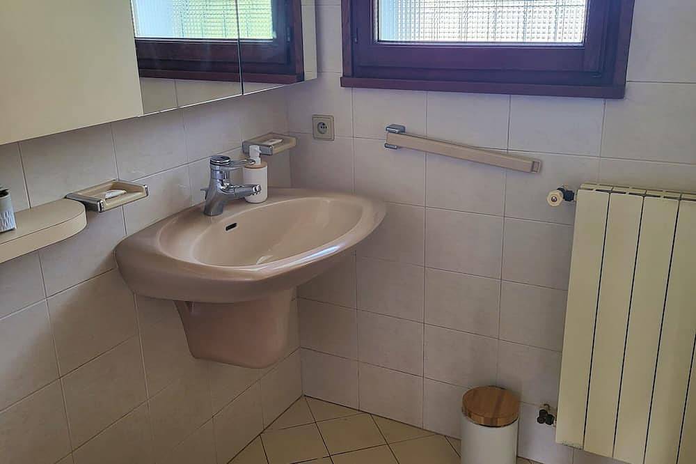 Maison 6 pers. sur grand terrain et à 5 mn à pied commerces in Fillière, Région d'Annecy