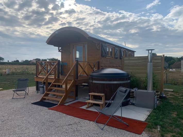 Location de vacances pour 4 personnes, avec Jacuzzi et Terrasse ainsi que Jardin et Vue à Clomot