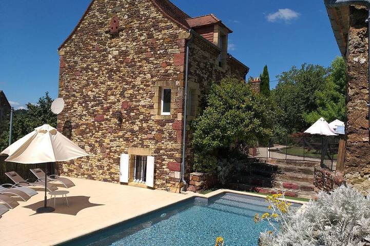 Gîte pour 10 personnes, avec terrasse et jardin à Doissat