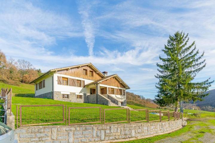 Casa rural para 14 personas, con Terraza además de Jardín y Piscina en Ulzama