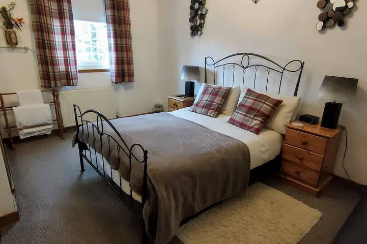 Die Alte Smiddy Cottage, Balloch, Loch Lomond, Die Über Einem Scottish Burn - Stream Gebaut Wurde in Loch Lomond, West Dunbartonshire