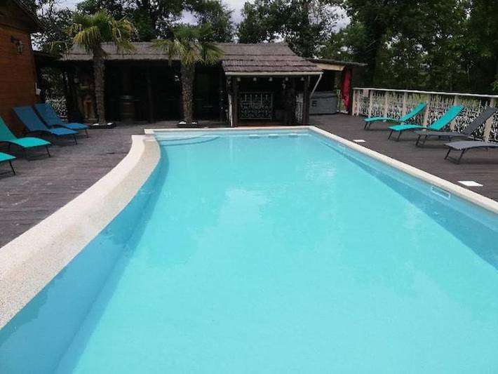 Gîte pour 4 personnes, avec Jacuzzi et Terrasse ainsi que Jardin et Piscine à Saint-Bonnet-de-Rochefort