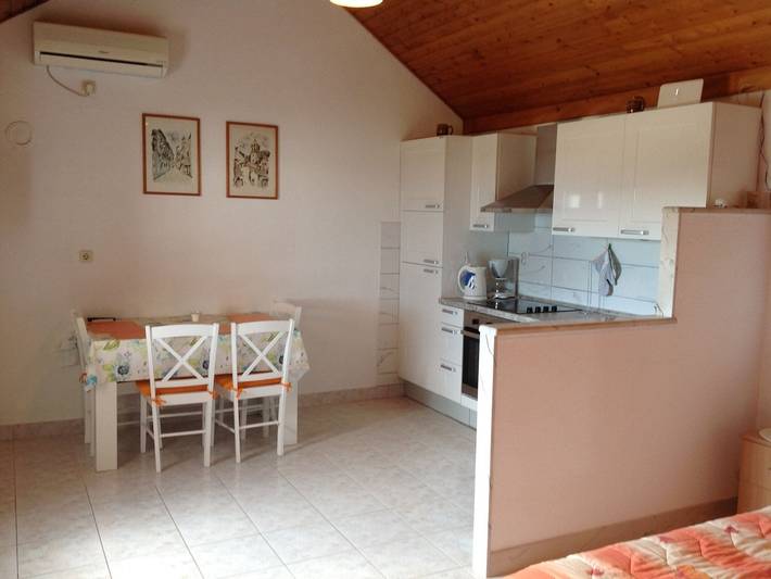 Ferienhaus für 2 Personen, mit Terrasse in Bol