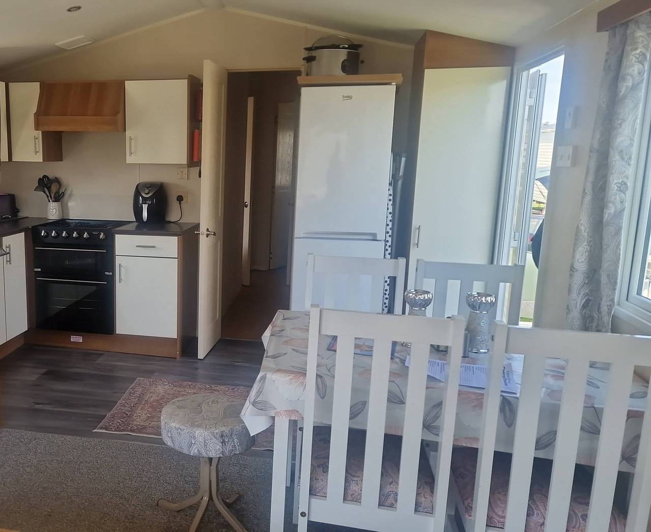 3 Bed Caravan - Sleeps 8 - Pool - Pet Friendly in Ingoldmells, Lincolnshire