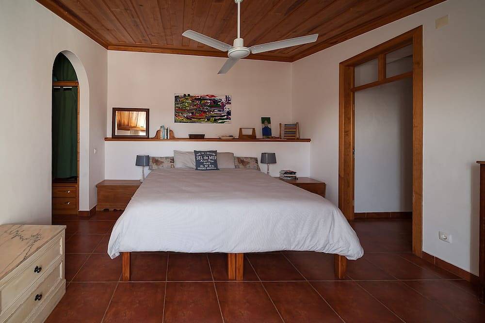 Maison de vacances confortable dans la vieille ville de Saõ Martinho, loin de la foule in Praia de São Martinho do Porto, São Martinho do Porto