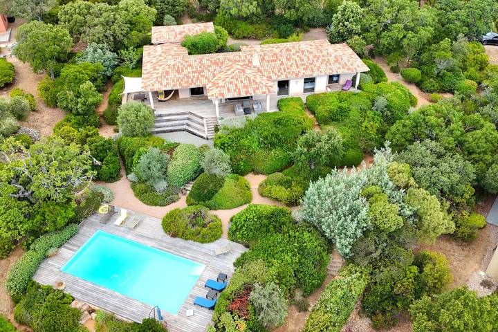Location de vacances pour 8 personnes, avec Terrasse ainsi que Jardin et Piscine à Zonza