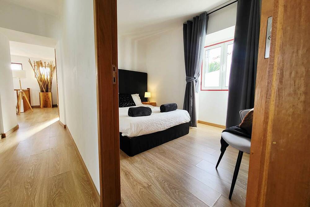 A six-person home with a private pool in the village of Biscoitos in Biscoitos, Terceira (Azoren)