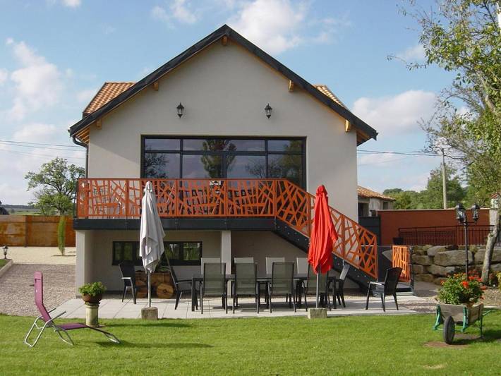 Location de vacances pour 10 personnes, avec piscine ainsi que balcon et jacuzzi à Gondrecourt-le-Château