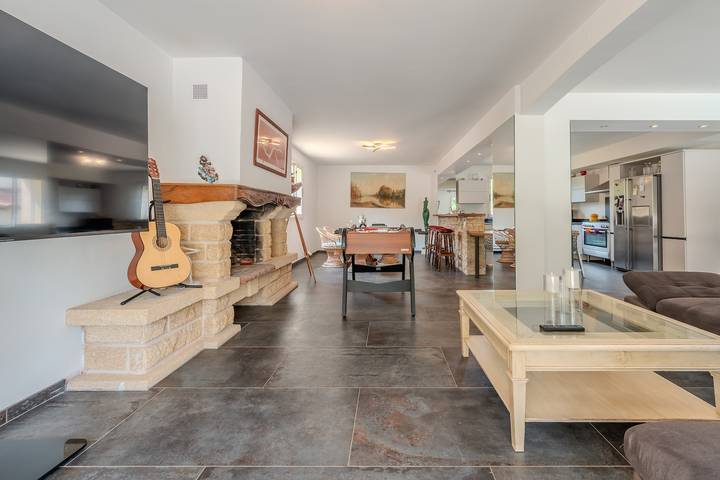 Villa “Tourterelle” con piscina, vista montagne, Wi-Fi e aria condizionata in Sarrians, Vaucluse