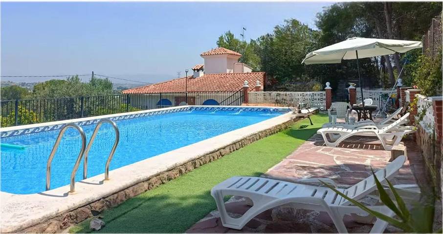Gîte pour 2 personnes, avec jardin ainsi que vue et piscine à Llíria