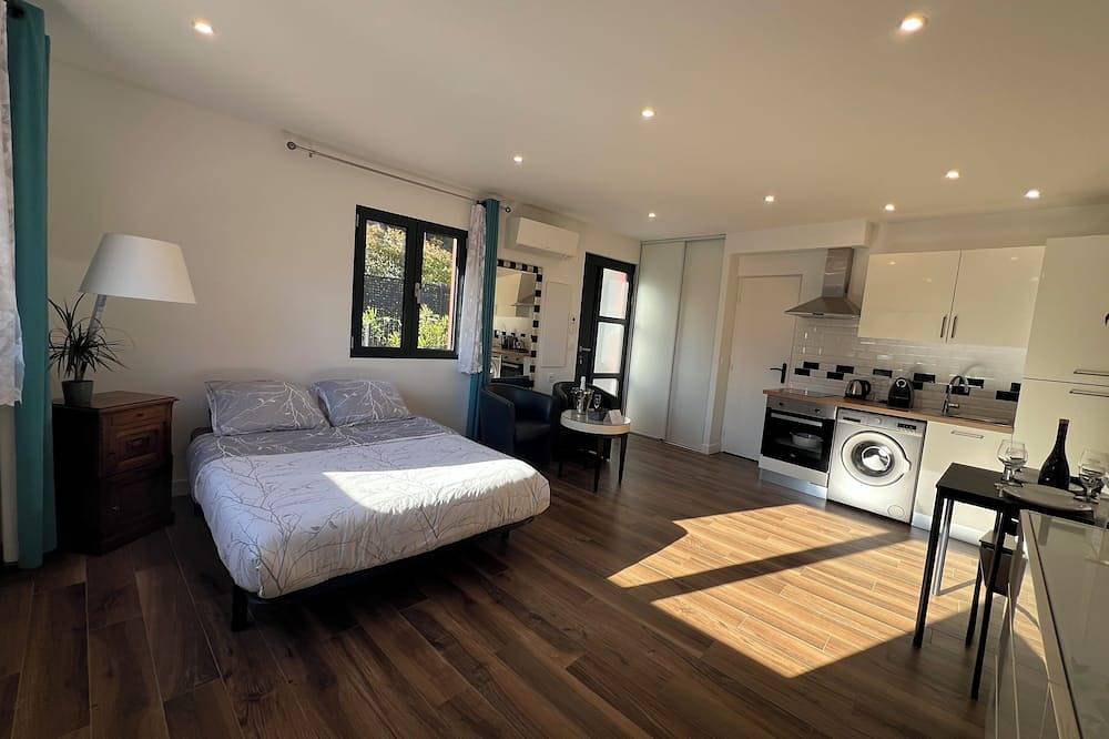 Apartamento entero, Air-conditioned studio with terrace, jacuzzi & parking - near Nice & Monaco in La Trinité, Costa mediterránea (Francia)