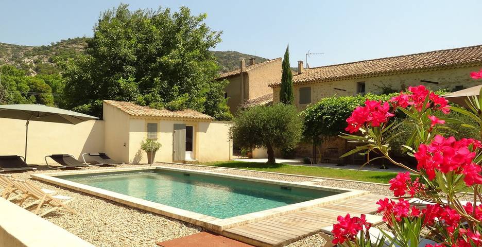 Gîte pour 12 personnes, avec terrasse et piscine