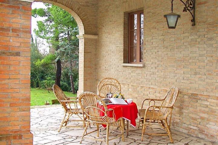 Location de vacances pour 16 personnes, avec terrasse et jardin à Serrungarina