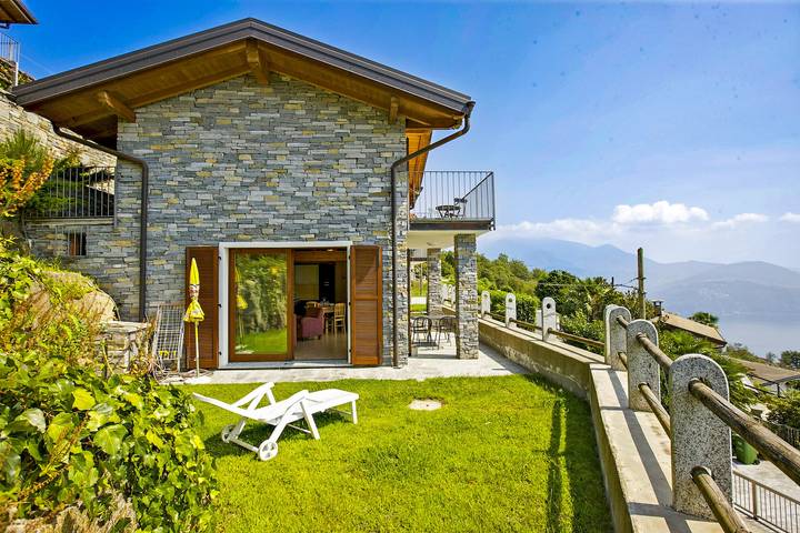 Ferienhaus für 4 Personen, mit Balkon und Terrasse sowie Garten und Seeblick