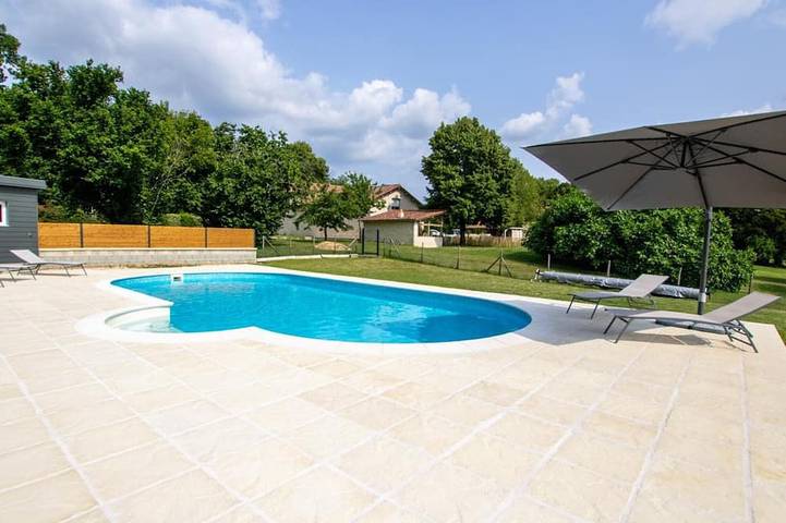 Gîte pour 9 personnes, avec Jardin et Piscine à Agonac