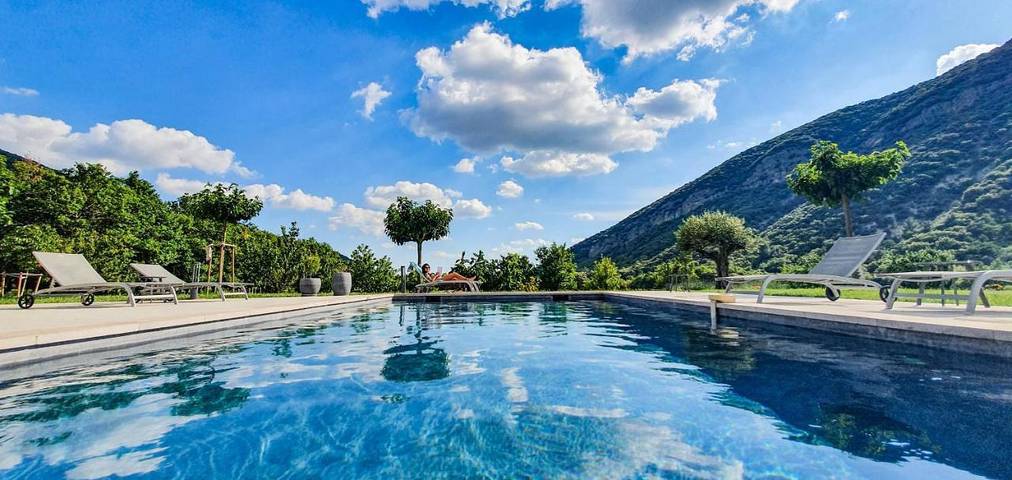 Location de vacances pour 2 personnes, avec jardin ainsi que piscine et vue à Roche-Saint-Secret-Béconne - 3