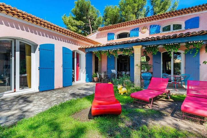 Location de vacances pour 8 personnes, avec Terrasse ainsi que Jardin et Piscine dans Plage de Carro