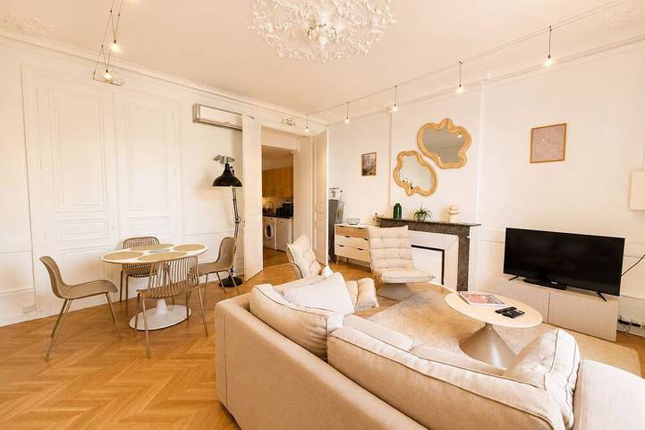 Entire apartment, Nice T2 downtown, courtyard, air conditioning in Angoulême, Charente