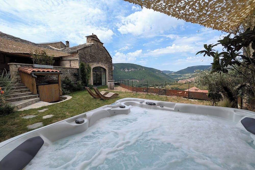 La Louverie I Jacuzzi privé I Vue Gorges du Tarn in Mostuéjouls, Parc naturel régional des Grands Causses