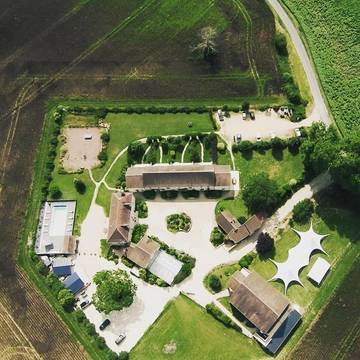 Gîte pour 40 personnes, avec jardin et sauna ainsi que jacuzzi et piscine, adapté aux familles à Thuré (Vienne)