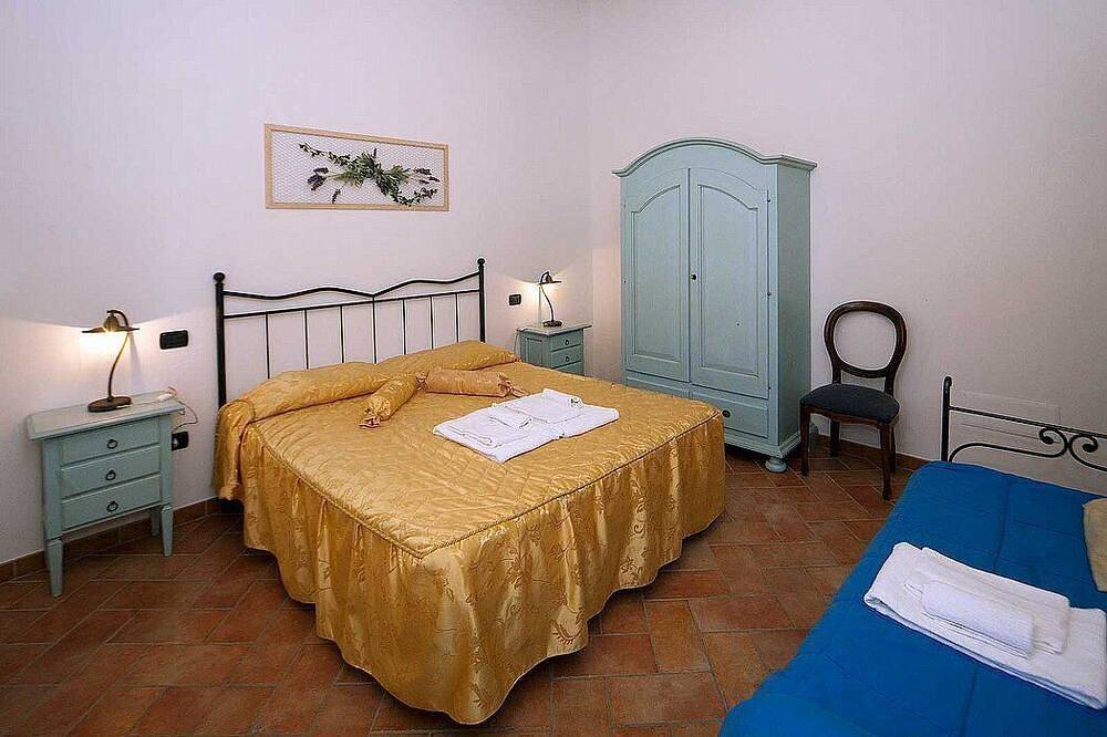 Casa Nocetta F: A characteristic and welcoming age-old farm house surrounded by the greenery, with Free Wi-Fi. in Montefiascone, Provincia de Viterbo