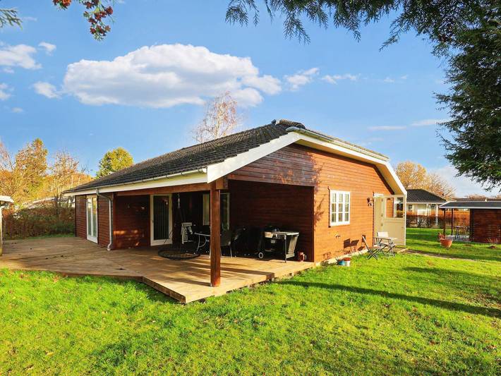 Ferieudlejning for 6 personer, med Terrasse og Have i Nysted
